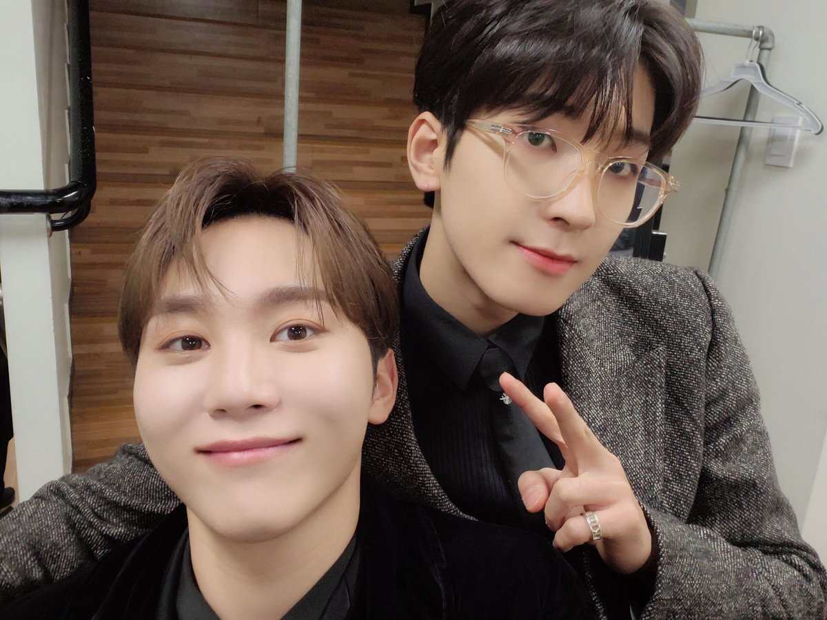 wnbloops's tweet photo. wonbooists confirmed to be crying 🥰 https://t.co/JqFqzdSefN