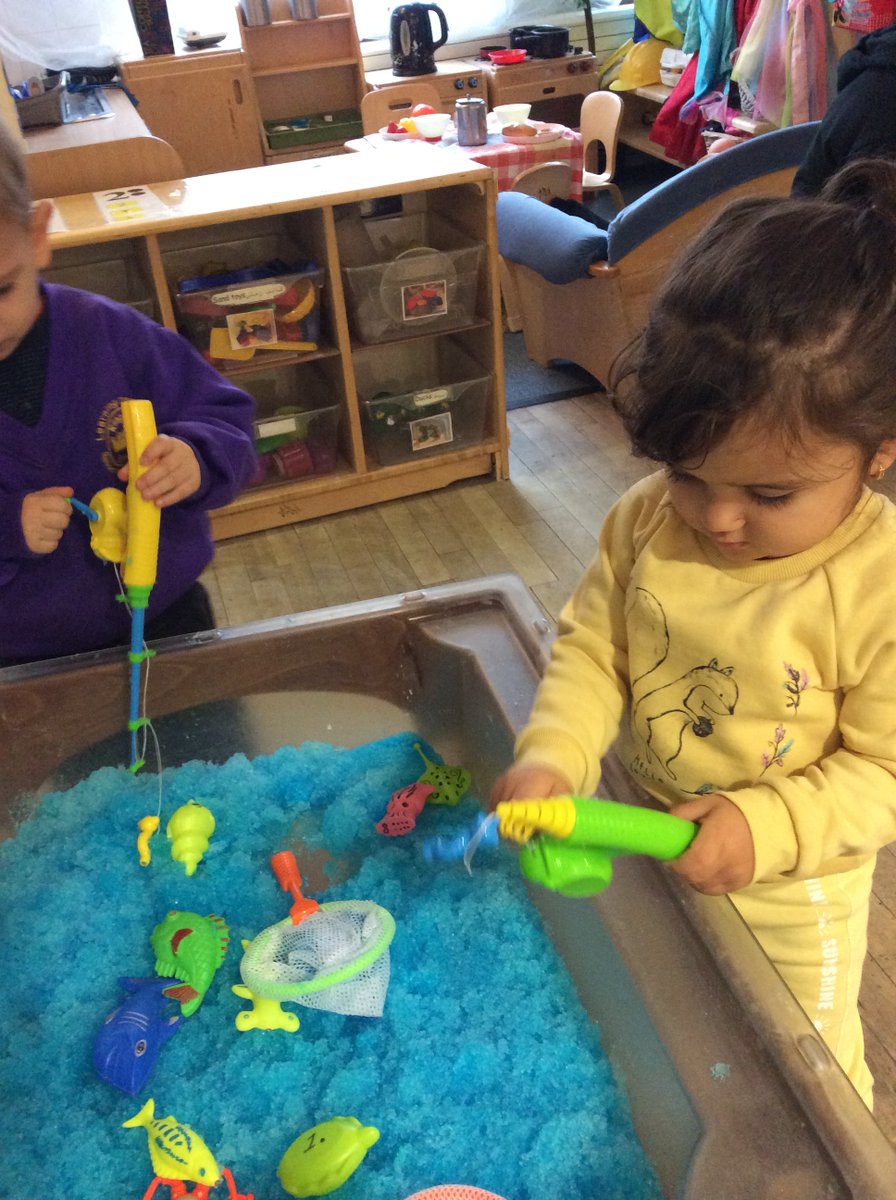 KingsleyLpool's tweet photo. We have had some amazing describing words in Blue Room from feeling all the different textures inside and outside. Blue Room love to explore, especially with our hands!! #KingsleyBlueRoom #KingsleyLivEYFS #EYFSmessyplay #Exploringislearning https://t.co/6Z4fNuR7ZU
