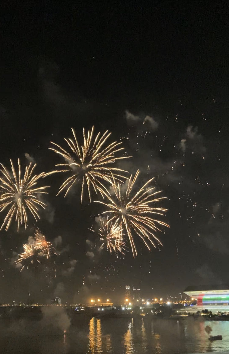 evenolan's tweet image. Spectacular fireworks as Dubai marks National Day on the eve of the⁦⁩ ⁦@Dubai7s⁩ ⁦@WorldRugby7s⁩