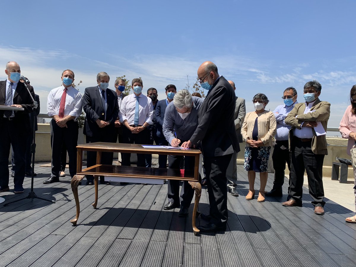 AHORA: Con presencia de <a href="/anefchile/">ANEF</a> se realiza firma de acuerdo <a href="/MSP_CUT/">MSP_CUT</a>  ministerio de Hacienda, dando por concluida la negociación 2021 con un reajuste de 6,1%. El acuerdo inicia ahora su tramitación legislativa. <a href="/Cutchile/">CUT Chile ✍️🗳</a> #ReajusteSectorPúblico