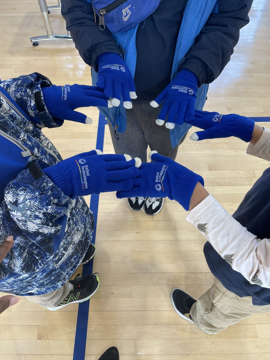 Keeping our hands warm with our glove donation . Thank you @BGCHartford @Hartford_Public