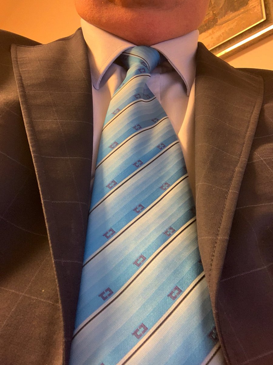 Ked ma nahodou uvidite s touto dnes uz nemodernou kravatou, ktoru som dostal od CD Carga niekedy pred 13 rokmi ako darcek, tak to znamena, ze vtedy podpisujem nieco dolezite. Pred par minutami som si ju uviazal k podpisu PKS,dufam ze pomoze tak, ako pomaha od roku 2014