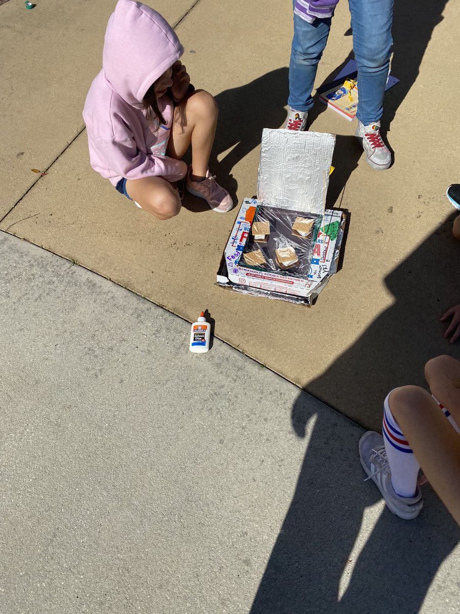 TrumbleChad's tweet photo. We constructed some solar ovens while learning about heat transfers. If you ask me the best part was the finished product. S’mores were delicious!! #Science #vbevibe https://t.co/MNcZNaX6PQ