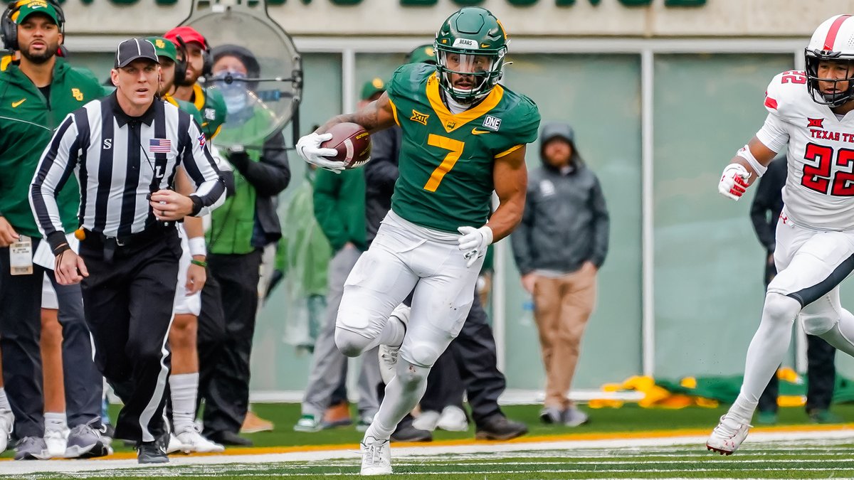 BUFootball's tweet photo. With 8️⃣ 100-yard performances, @abramsmith_28 is tied with Walter Abercrombie for the 𝐦𝐨𝐬𝐭 𝐢𝐧 𝐩𝐫𝐨𝐠𝐫𝐚𝐦 𝐡𝐢𝐬𝐭𝐨𝐫𝐲. 💪

#SicEm | #BUncommon https://t.co/xg2LqzcGnP