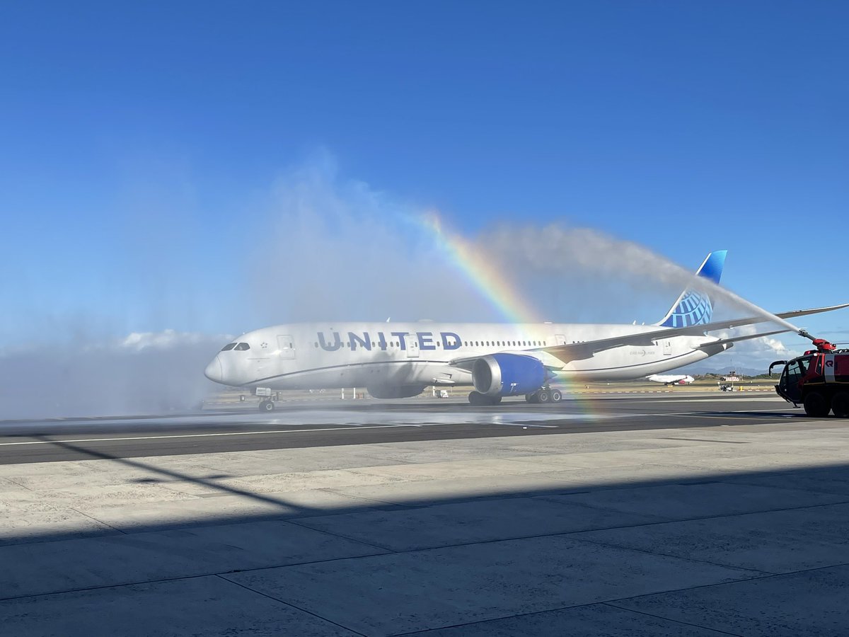 geordinhl's tweet photo. What a joy to welcome @UnltedAirlines back to Cape Town after 20 months! 

To all our US visitors, you are truly welcome in our beautiful city. https://t.co/X14RnYTP8V