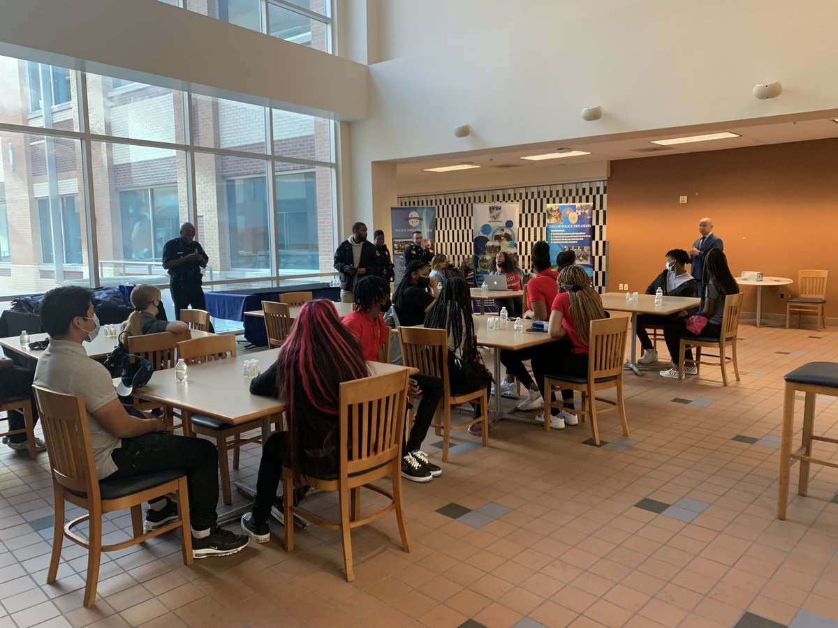 DallasPAL's tweet photo. We welcome @dallasschools #CarterHigh #PTECH to the @DallasPD for a tour of several of our units! @ExplorersDallas @DPDSalas @DPDMunoz @AShawDPD @DPDChiefGarcia @DPYF4Kidz @DISD_PTECH_ECHS @DPDLTWilliams @usamahrodgers https://t.co/kPujlvblRH