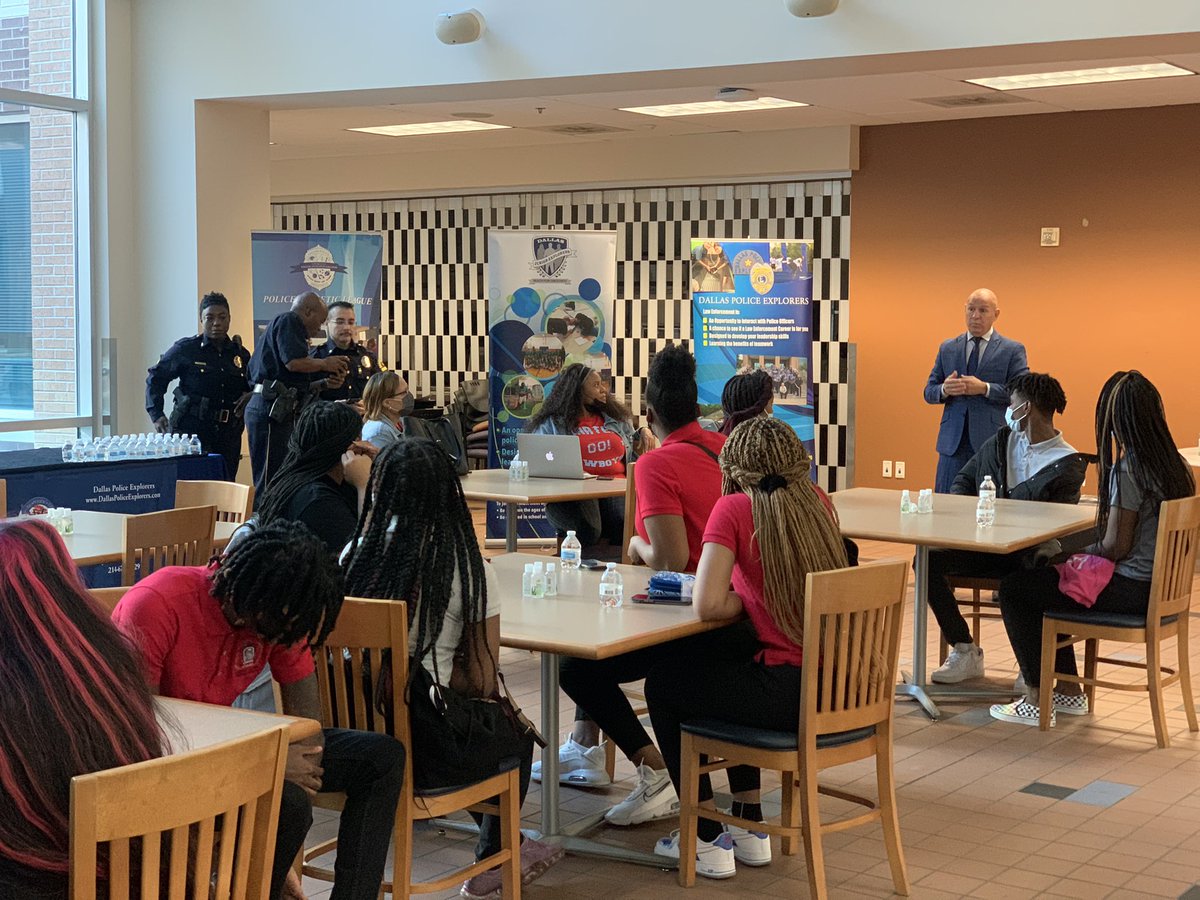 DallasPAL's tweet photo. We welcome @dallasschools #CarterHigh #PTECH to the @DallasPD for a tour of several of our units! @ExplorersDallas @DPDSalas @DPDMunoz @AShawDPD @DPDChiefGarcia @DPYF4Kidz @DISD_PTECH_ECHS @DPDLTWilliams @usamahrodgers https://t.co/kPujlvblRH