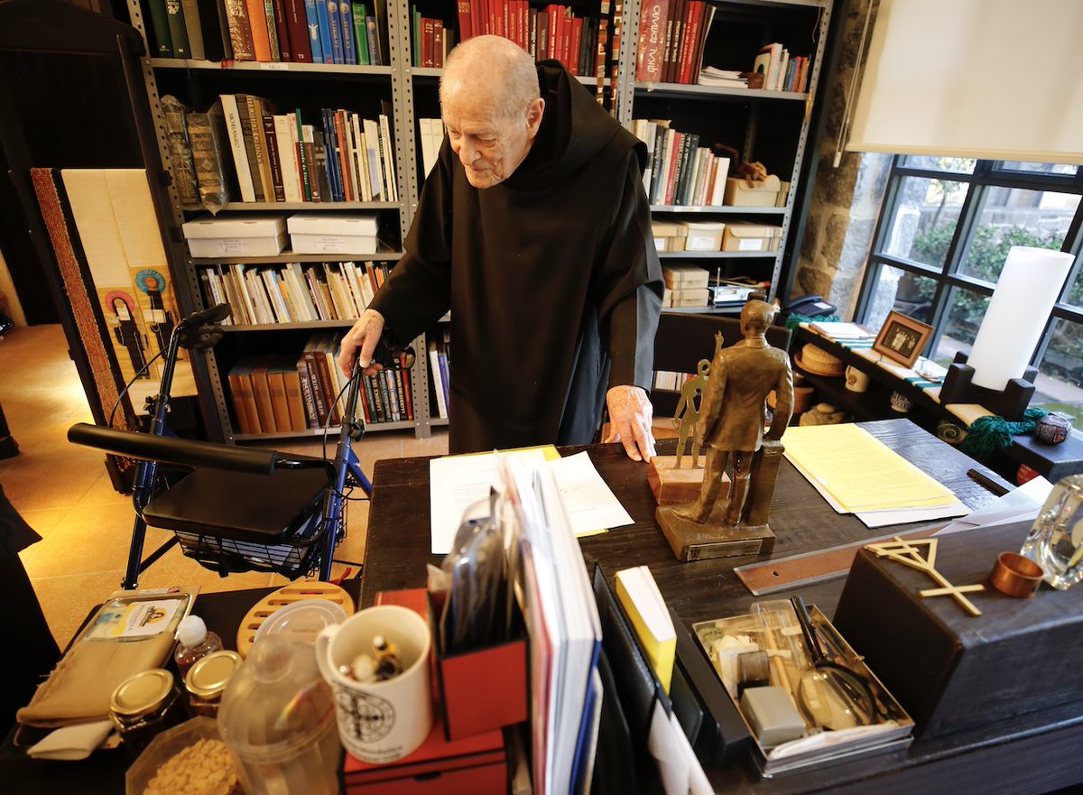 La comunidad del <a href="/CUAAD_UdeG/">CUAAD_UdeG</a> está muy contenta por distinguir con el Homenaje <a href="/ArpaFIL/">ArpaFIL</a> a Fray Gabriel Chávez de la Mora, primer titulado de la Escuela de Arquitectura. Un honor haberlo visitado en la abadía del Tepeyac y ser testigo de que su trabajo sigue vigente. 😁