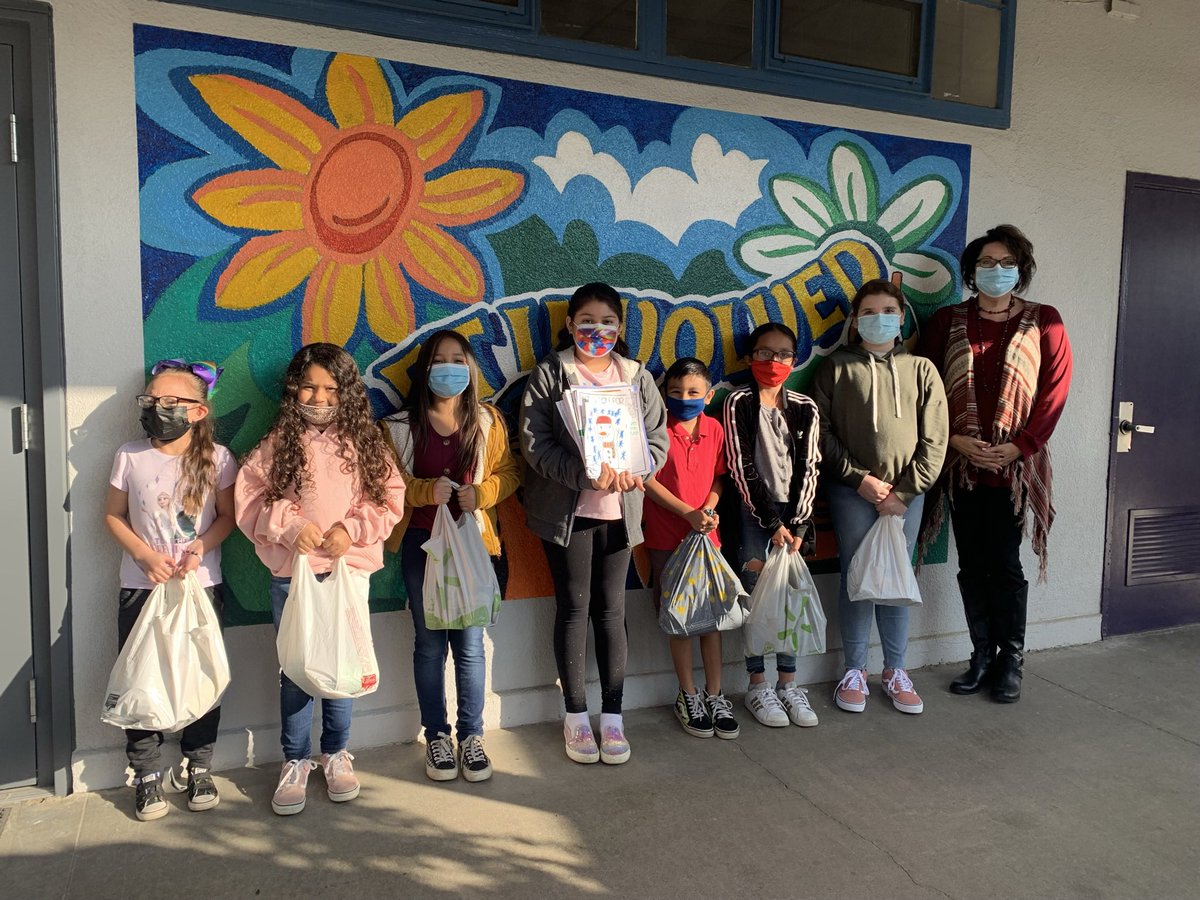 Malaga students donate food and write letters to Veterans during #givingTuesday @vafresno