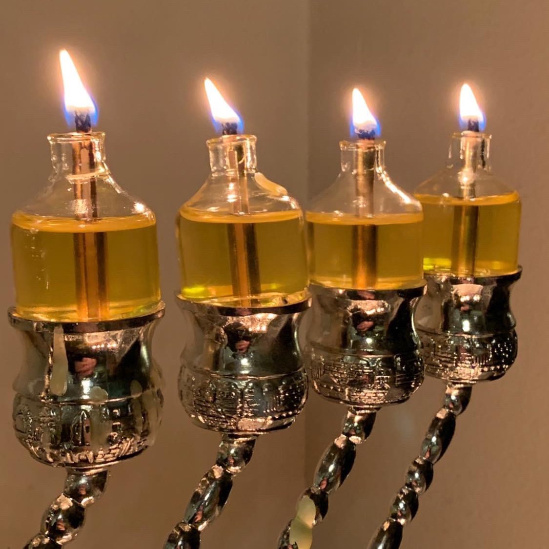 OrlandoRabbi's tweet photo. Chanukah Night #4 • BALANCE! The Menorah is at the halfway point. Though everything in the world has a counter-balance, we all know that light has an innate advantage over darkness. There’s no turning back now! https://t.co/1h4BrWrS4b