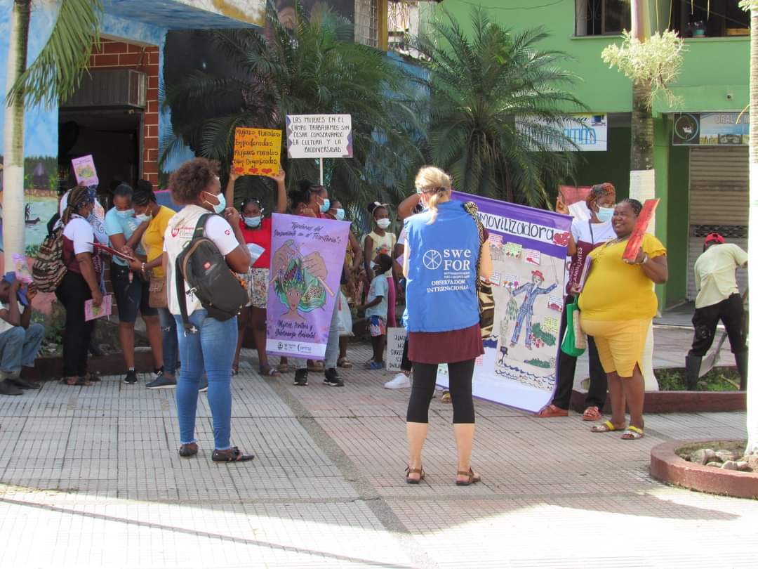 Mujeres de <a href="/OCocomacia/">ORGANIZACION COCOMACIA</a> salieron a las calles con mensajes y carteles que denunciaban las afectaciones ocasionadas por la minería en la vida y cuerpo de las mujeres rurales, esta intervención estuvo acompañada por #EMISORACOCOMACIASTEREO <a href="/centrap/">Corporacion Centrap</a> <a href="/EmbajadadeCanad/">Embajada de Canada</a> <a href="/SweFORColombia/">SweFOR Colombia</a>