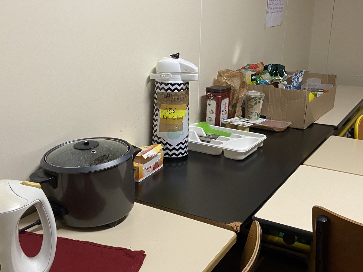 PhilippePoutou's tweet photo. À #Rennes, rencontre avec des personnes exilées et sans logement, installées dans un bâtiment de l’université après avoir été expulsées d’un campement, et les associations qui les soutiennent. Aucune solution proposée par les autorités municipales et préfectorales. https://t.co/uypuvVs8UU