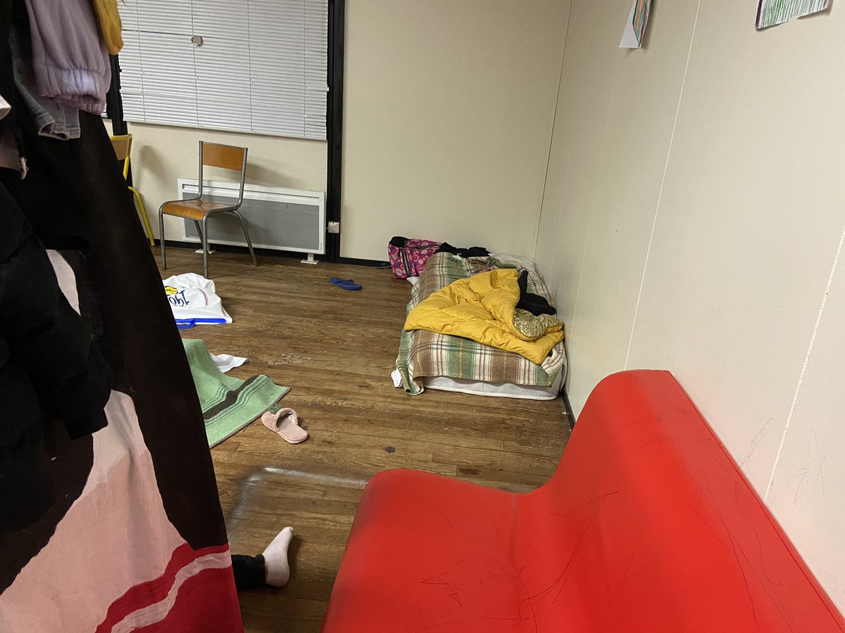 PhilippePoutou's tweet photo. À #Rennes, rencontre avec des personnes exilées et sans logement, installées dans un bâtiment de l’université après avoir été expulsées d’un campement, et les associations qui les soutiennent. Aucune solution proposée par les autorités municipales et préfectorales. https://t.co/uypuvVs8UU