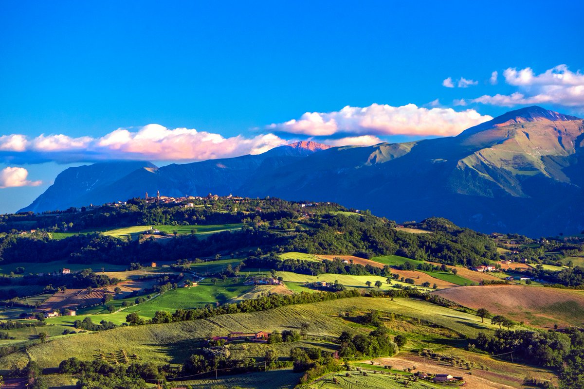 MTurismoItalia's tweet photo. Il borgo di San Ginesio è stato scelto dall’ @UNWTO  come “miglior villaggio turistico” italiano. Una scelta che punta a valorizzare i luoghi meno conosciuti, i luoghi del cuore, ma ugualmente carichi di storia, tradizioni, cultura. (..)" @massimogara 
📌: https://t.co/RDimM7owyl https://t.co/UV5TRMbYcd