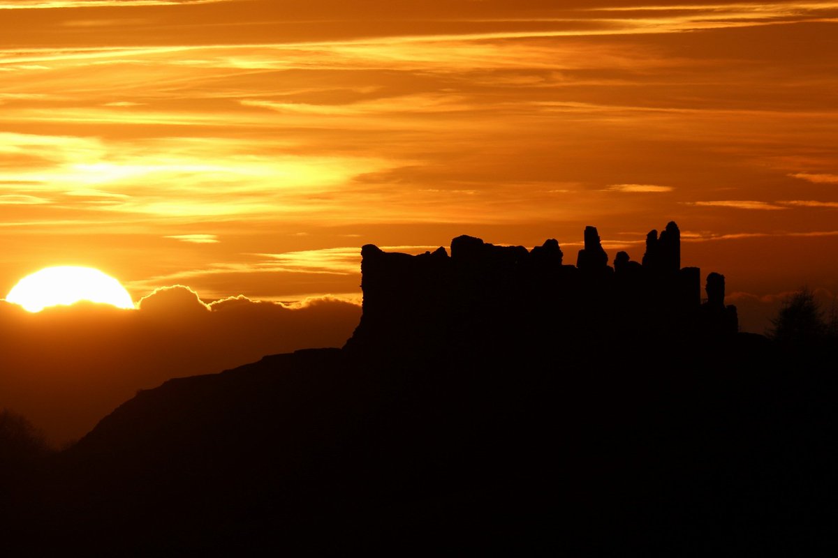 Good evening from #SouthWales. #BreconBeacons #Sunset #CarregCennenCastle #sunsetphotography

 @GOTHICRICH