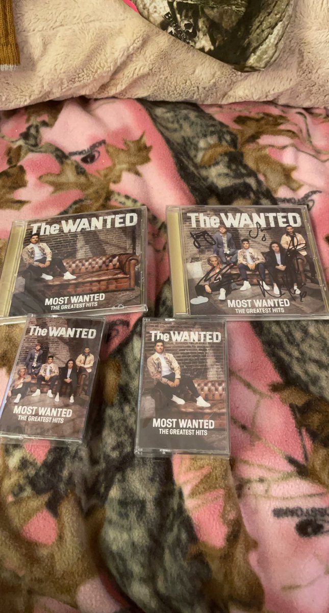 HannahGall4's tweet photo. Look what I got @SivaKaneswaran @MaxGeorge @JayMcGuiness @NathanSykes @TomParker @thewanted thank you so much boys I love it https://t.co/FxyohY9tXJ
