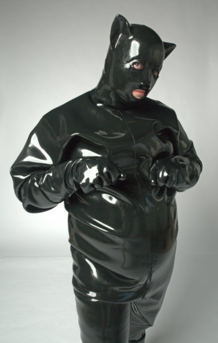 RubberVesper's tweet photo. Mew? New heavy rubber kitten hood with long nose tubes! Courtesy of @SecretLatex
Picture by the lovely @JenetalTorture
#latex #heavyrubber #latexkitty #latexmodel #altmodel #plussizedmodel https://t.co/o3I8UvanmM