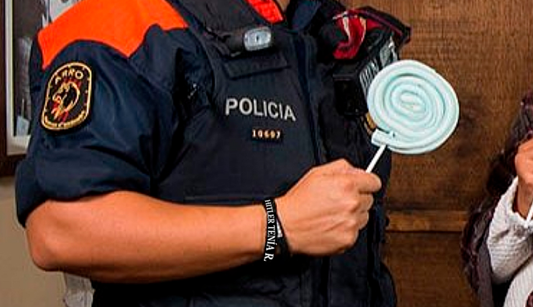 Esteu linxant el pobre Vicenç dels mossos injustament! La foto està retocada i jo he trobat com era originalment 👇