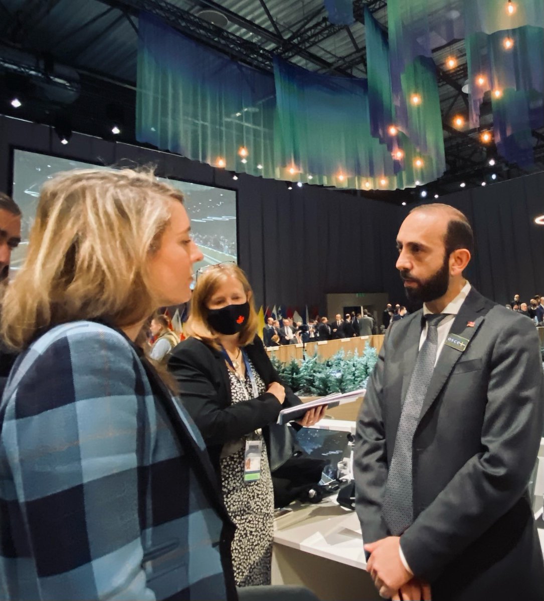 melaniejoly's tweet photo. J’ai rencontré mon homologue Arménien à l’OSCE. J’ai exprimé la solidarité du Canada envers le peuple Arménien et réitéré que le Canada est profondément préoccupé par les affrontements à la frontière entre l’Arménie et l’Azerbaïdjan qui ont entrainé la mort de soldats Arméniens. https://t.co/AwTEBVe3nR