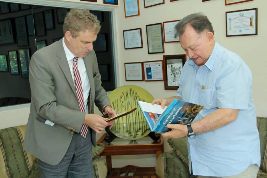 MorelRodriguezA's tweet photo. Gracias a la visita del excelentísimo embajador de Alemania en #Venezuela, Daniel Kriener, con quien conversamos y trazamos líneas de trabajo a fin de fortalecer garantías idóneas, para que nuestras islas sean otra vez un importante eje turístico. #NuevaEsparta
#Alemania https://t.co/UgaMwVxi1s