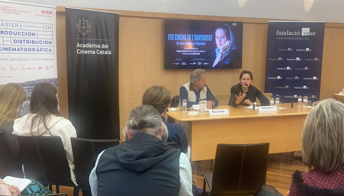 Master_Prod_Bcn's tweet photo. El pasado 5 nov. Organizamos junto a la @academiacinecat  y a @sgae_cat la masterclass con la cineasta afgana Sahraa Karimi. Es una de las actividades que ofrecemos en nuestro máster. Tenemos inscripciones abiertas hasta el día 21 de este mes. Podéis mandar DM para info. 🎬 https://t.co/H4SBD8xa5w