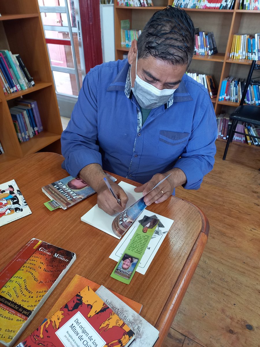 biblioMalloco's tweet photo. Hoy nos visitó nuestro querido amigo, poeta, declamador y escritor de Peñaflor "Eduardo Alvarado Martinez" y nos trajo su mas reciente obra 📚 Titulada "Poesías en Pandemia" 👏👏👏👏 https://t.co/SXL0Vr2hnd