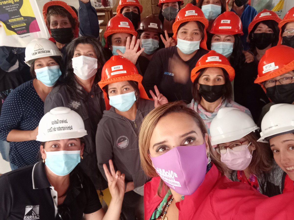 MMEG_RM's tweet photo. Nuestra Seremi @CarolaOyarzunB da inicio al 2do curso se Cimientos de Equidad en Construcción en Linderos. "Juntas derribamos todas las brechas y barreras" #PorTodas #NoEstásSola @MinMujeryEG @monicazalaquett @mjabud @mucc @RedMaestra @ellaenobra https://t.co/f6ytFOporN