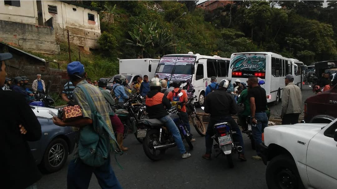 dmurolo's tweet photo. #2Dic 12:52pm Se mantiene trancazo en la carretera Panamericana, habitantes de Los Teques cierran los cuatro canales desde este mañana exigiendo agua https://t.co/81K9OMasGh