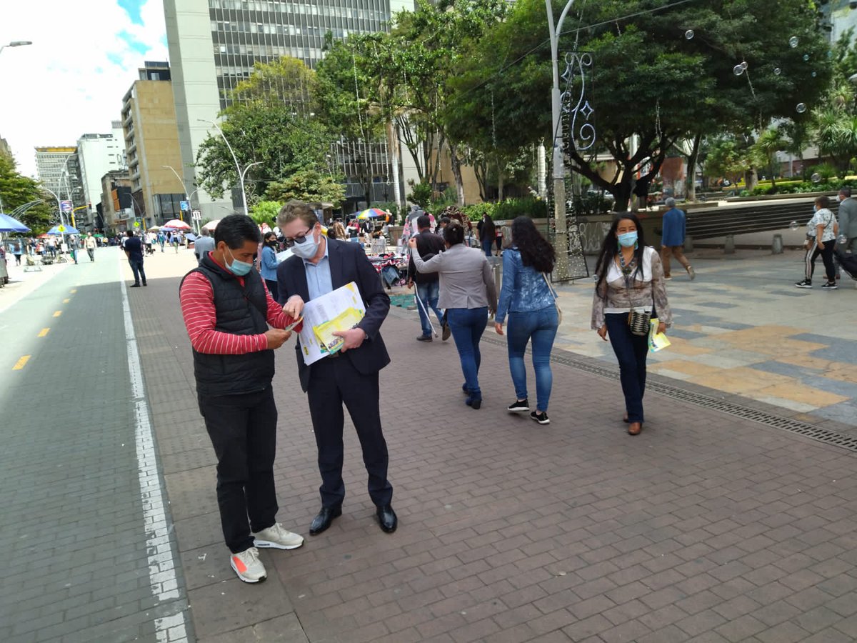 AlirioUribeMuoz's tweet photo. #AEstaHora continuamos desde el Parque Santander. Recuerda  VOTAR personalmente por la #Lista25 nacional encabezada por @IvanCepedaCast y la #Lista13 por Bogotá con @RobayoChristian

Conéctate a través de nuestros Facebook LIVE https://t.co/83XC3w57GR 

#ConCepedaElPoloSeRenueva https://t.co/udjgxBDbYT