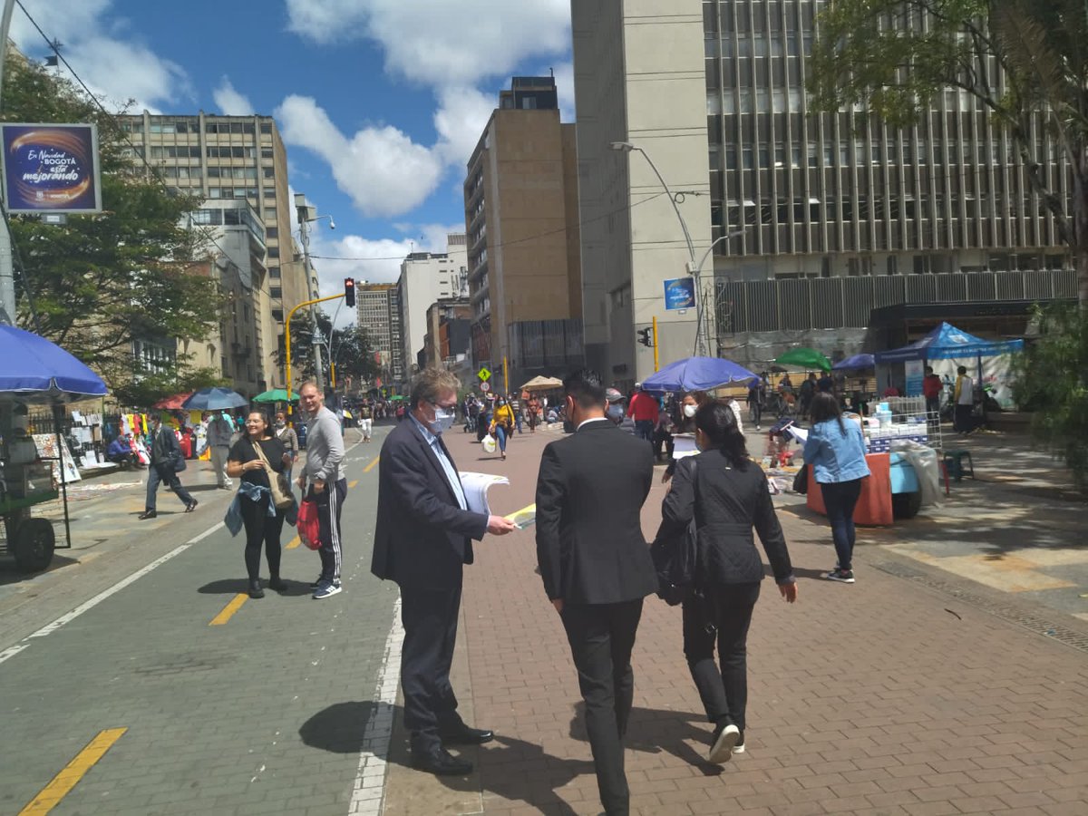 AlirioUribeMuoz's tweet photo. #AEstaHora continuamos desde el Parque Santander. Recuerda  VOTAR personalmente por la #Lista25 nacional encabezada por @IvanCepedaCast y la #Lista13 por Bogotá con @RobayoChristian

Conéctate a través de nuestros Facebook LIVE https://t.co/83XC3w57GR 

#ConCepedaElPoloSeRenueva https://t.co/udjgxBDbYT