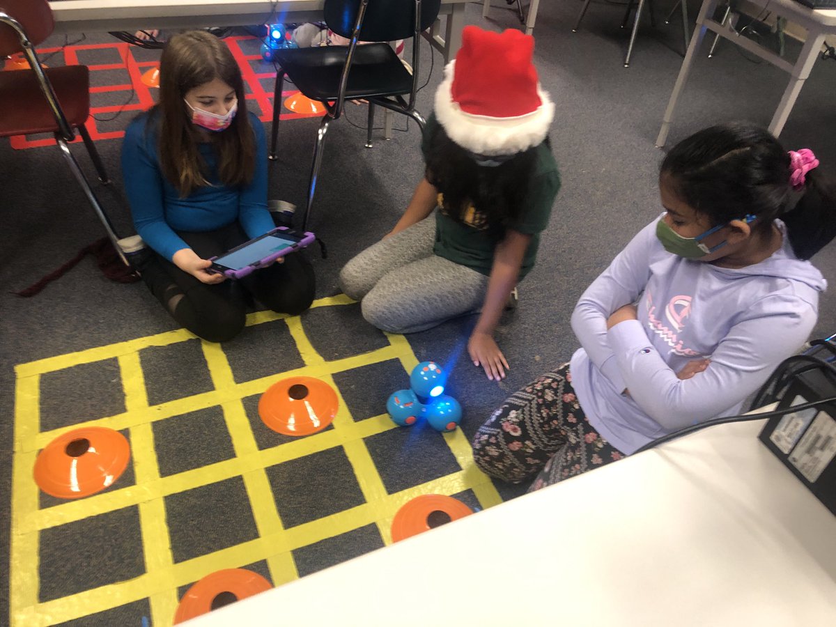 Life is good when you’re coding your Dadh robot to maneuver through an obstacle course. ⁦<a href="/WonderWorkshop/">Wonder Workshop</a>⁩ #wearemindess ⁦<a href="/hourofcode/">Hour of Code</a>⁩
