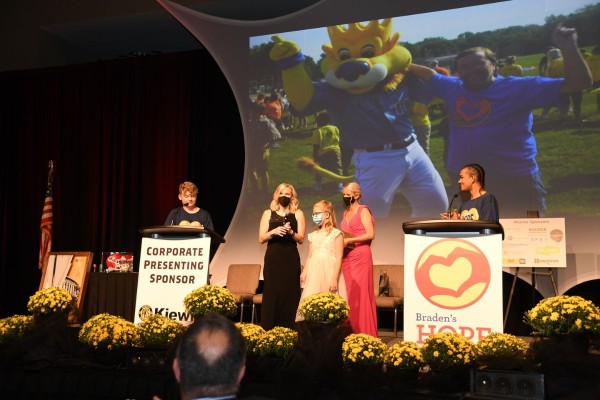 Sam_McFeeters's tweet photo. We dedicate this #ThankfulThursday to Braden's Hope For Childhood Cancer - who, during Childhood Cancer Awareness Month, rallied both virtually and in-person to raise $615,000 for #ChildrensMercy childhood cancer research! Thank you for sharing hope with CM patients and families. https://t.co/Y36rk2xyFF