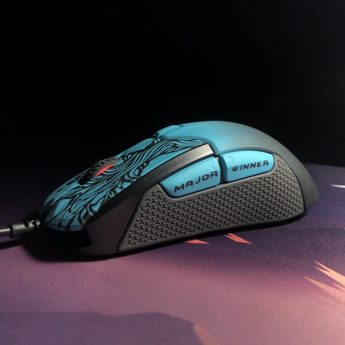 Customicegg's tweet photo. 🏆 Customização campeã de Major 🏆
Uma customização histórica, esse mouse do @cyberzerar6 já rendeu muitas kills, balas e alegrias e agora está eternizado com essa arte exclusiva!
✔️ Mouse: #Rival310
✔️ Tema: Major Suécia, #Rainbow6, #Faze e #Batman
✔️ Customização Signature https://t.co/jLeoYBGX7e