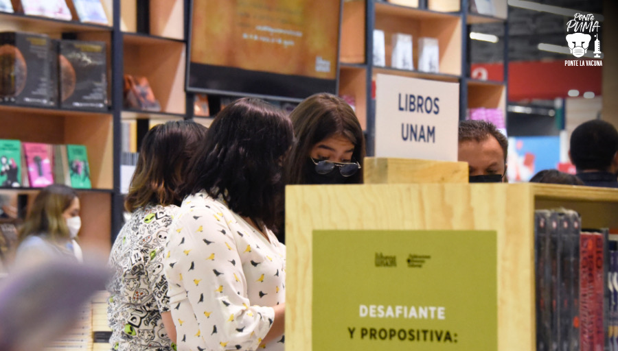 UNAM_MX's tweet photo. Libros, libros y más libros 😍. El estand de la UNAM en la @FILGuadalajara es el paraíso para los amantes de la literatura. ¿Qué libro recomiendas? Ponlo en los comentarios.
#VacúnateYPonte😷 https://t.co/lGU38KlBiH