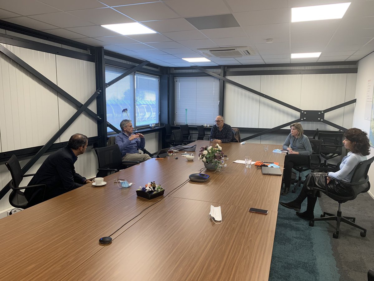 Beatrixbestuurder Michiel van Roozendaal en bestuurder Albert Schweitzerziekenhuis Peter van der Meer vanmiddag in gesprek met de ambulancedienst Zuid Holland Zuid over de wrange werkelijkheid van simultane SEH sluitingen, wachttijden en beperkt aantal beschikbare bedden.