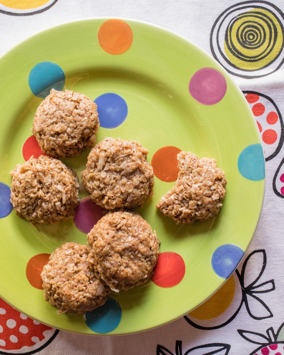 Like a cross between an energy bar and cookie dough, our No-Bake Oatmeal Cookies make a delicious lunchbox treat. Sometimes we add a dash of cinnamon or vanilla extract to the dough when we’re making these. What are your favorite kinds of cookies? (chopchopfamily.org/recipe/no-bake…)
