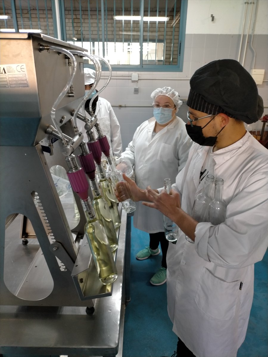 IESVandelvira's tweet photo. Elaboración de vino blanco por los alumnos de 2º curso del Ciclo Formativo de Grado Superior de Procesos de Calidad en la Industria Alimentaria.
#jccm
#educajccm
#cicloformativo
#cicloformativogradosuperior
#industriaalimentaria
#vinoblanco
#vino https://t.co/1k2qJMkMts