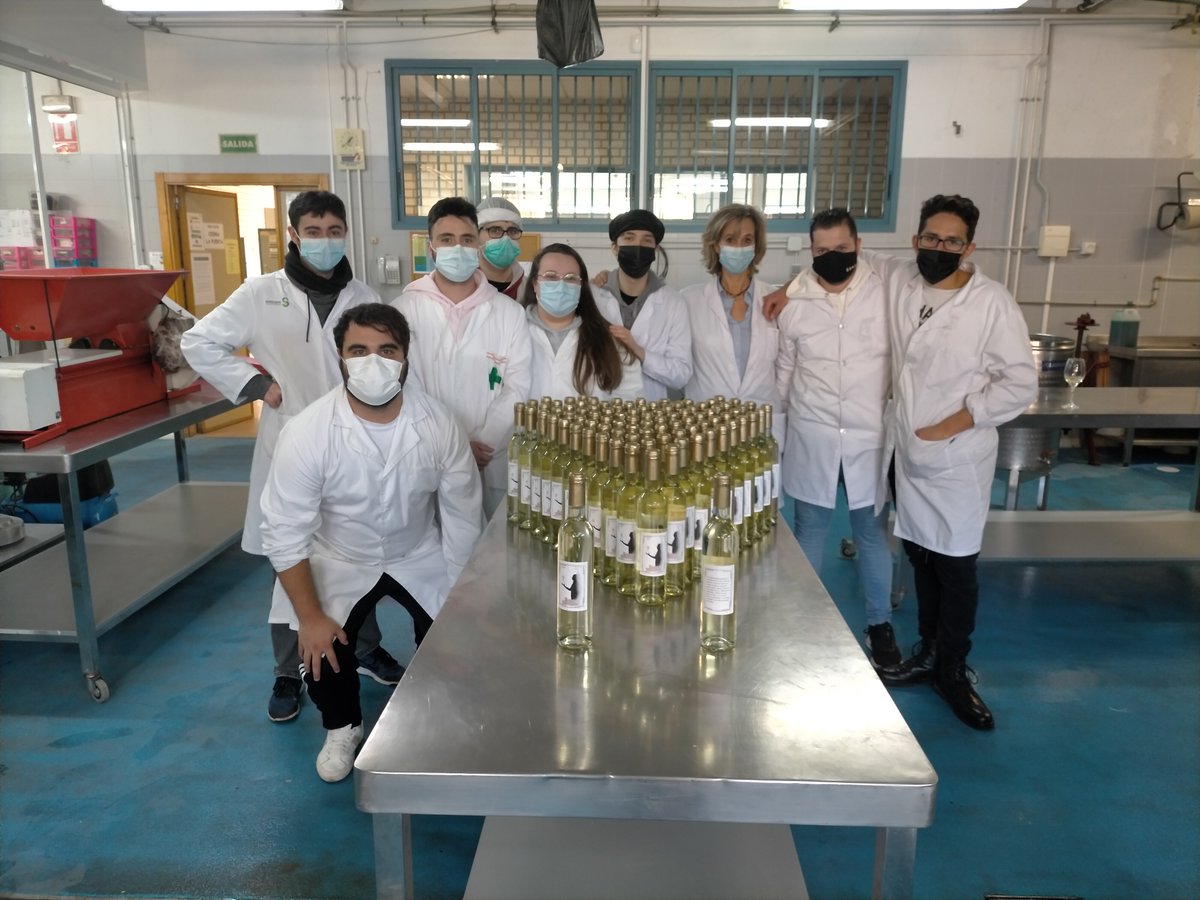 IESVandelvira's tweet photo. Elaboración de vino blanco por los alumnos de 2º curso del Ciclo Formativo de Grado Superior de Procesos de Calidad en la Industria Alimentaria.
#jccm
#educajccm
#cicloformativo
#cicloformativogradosuperior
#industriaalimentaria
#vinoblanco
#vino https://t.co/1k2qJMkMts
