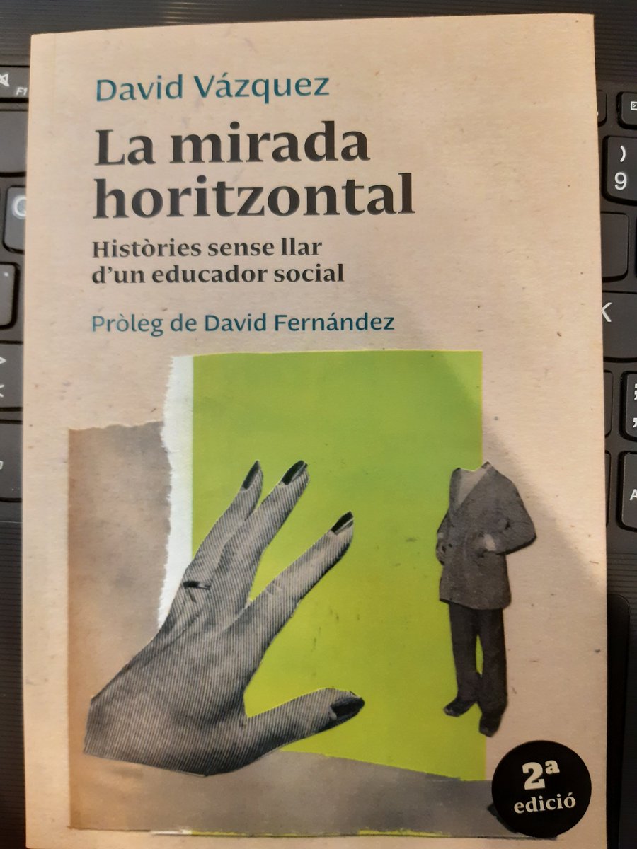 Soedso21's tweet photo. Avui David Vázquez ens ha presentat el seu llibre "la Mirada horitzontal" i ens ha regalat reflexions per la nostra tasca com a educadors/es socials. Les principals eines que tenim són les paraules i el vincle.
#ReptesEduso21 https://t.co/P9aSfx14xy