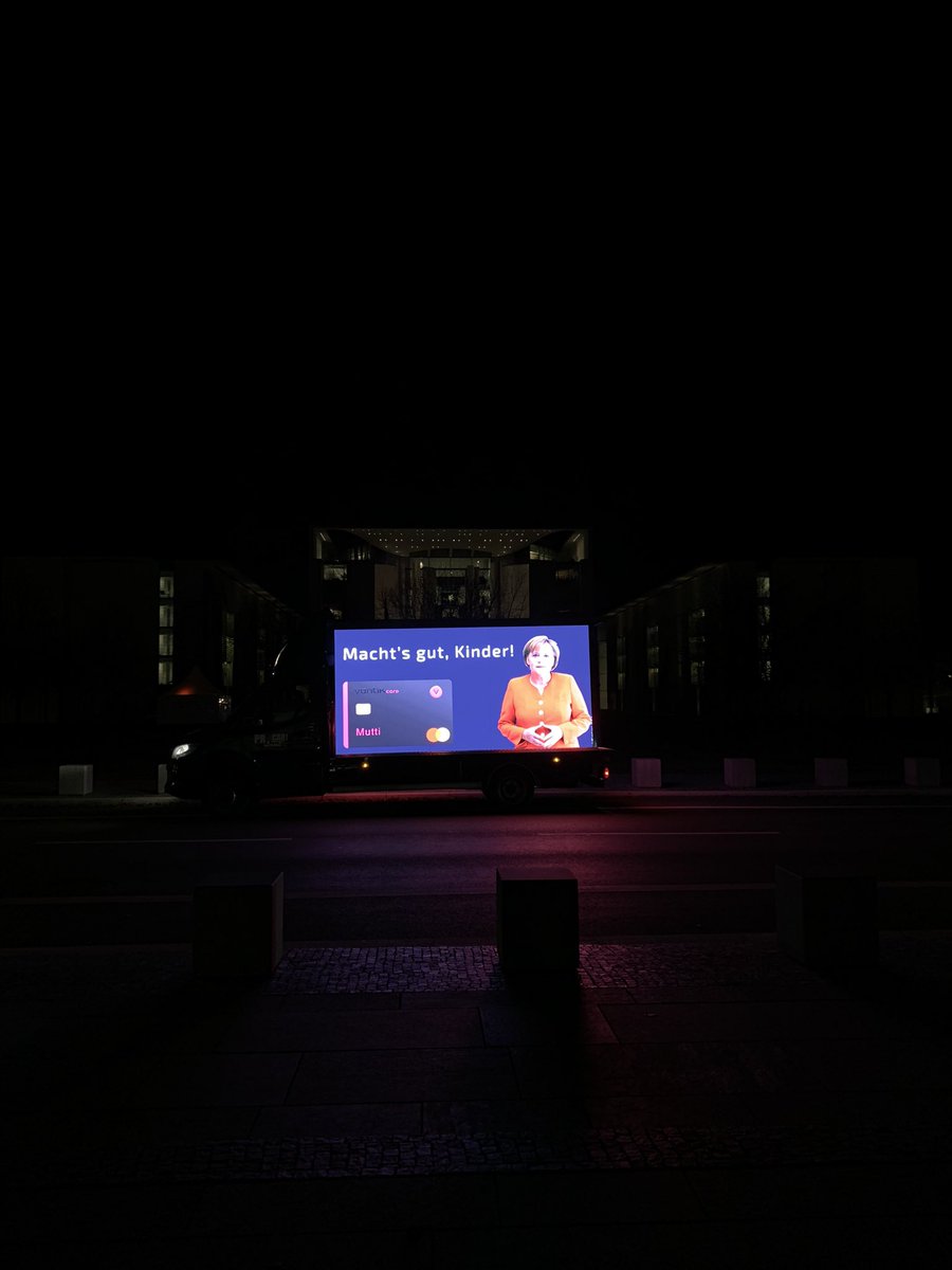 Das war es mit der Mutti-Abschlusstour. Schnell noch Licht ausmachen und ab zum #Zapfenstreich 

#dankeMerkel #Merkel