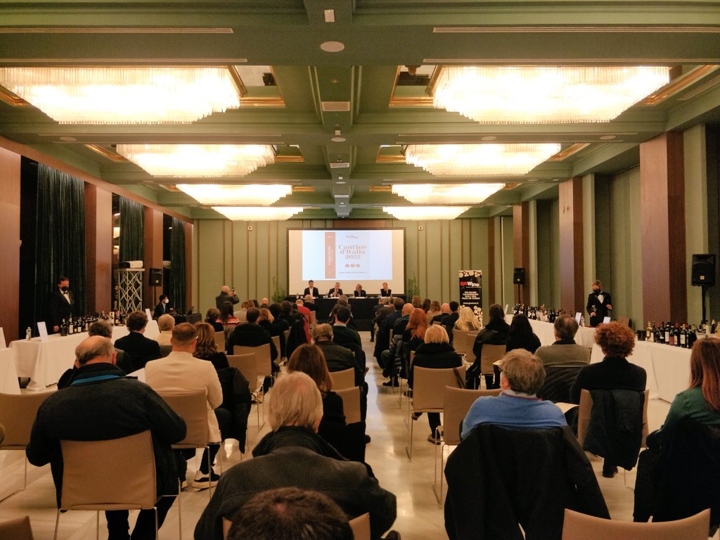 #GoWine presenta l’edizione 2022 di #CantinedItalia, la Guida per l'Enoturista dedicata alle oltre 750 cantine italiane che “valgono il viaggio”. 245 cantine premiate con 𝗟'𝗶𝗺𝗽𝗿𝗼𝗻𝘁𝗮 per l'ottima valutazione su Sito, Accoglienza e Vini! Grazie di cuore! ❤️🙏🏻 #Valtellina