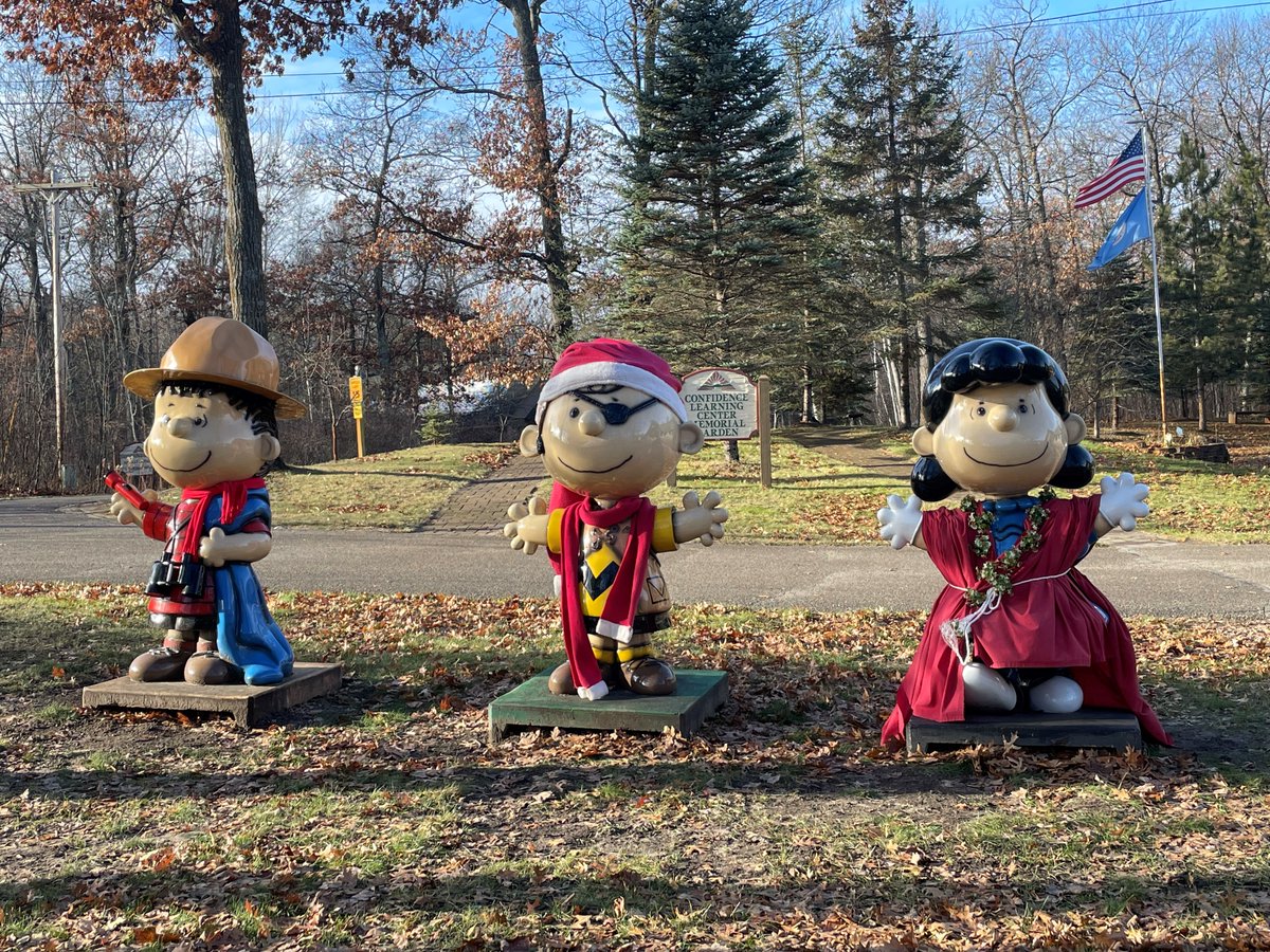 CampConfidence1's tweet photo. Linus, Charlie, and Lucy are ready for the Holiday Season! 🎅 https://t.co/Z37MAU1rHm