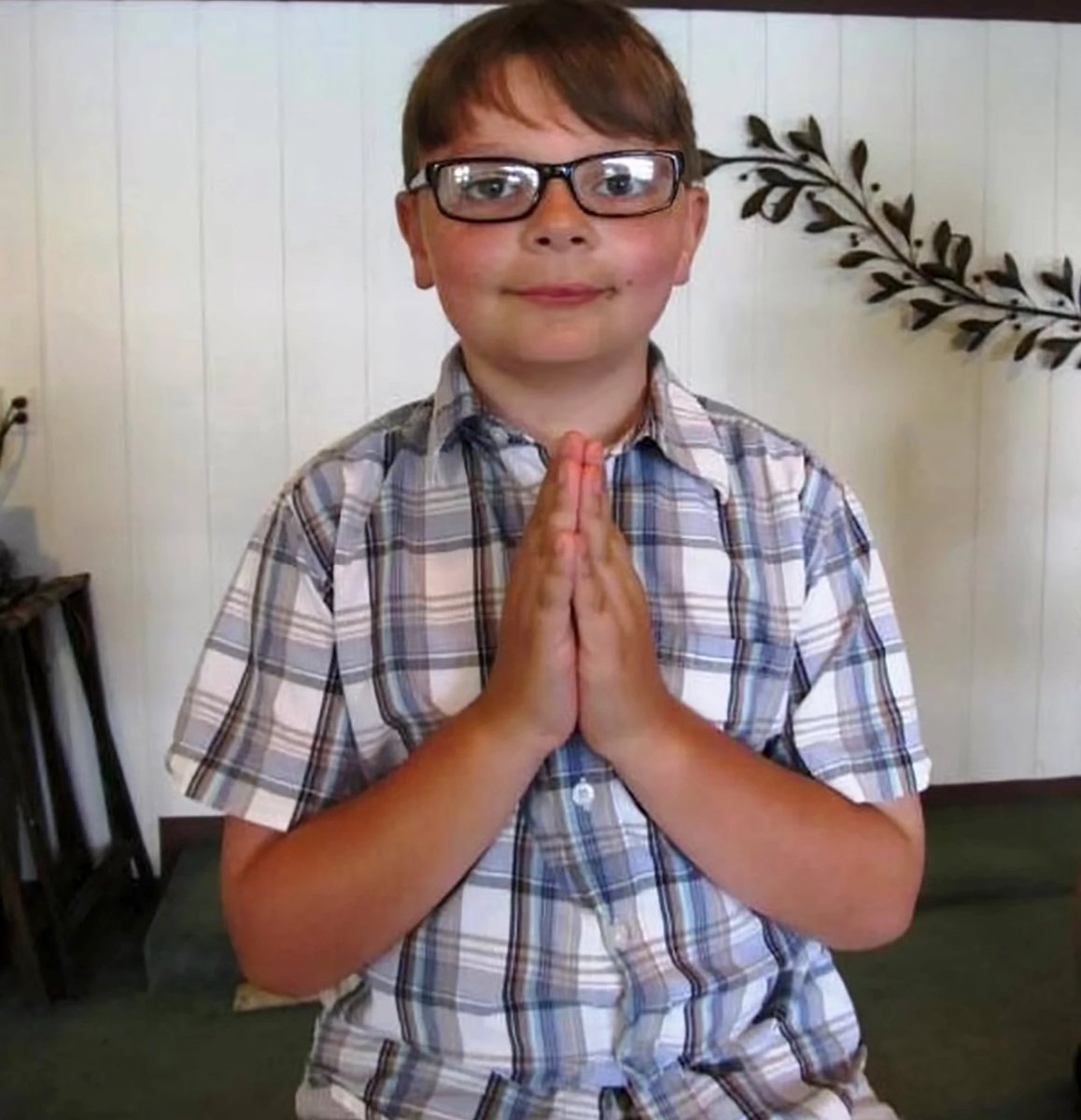 _SJPeace_'s tweet photo. Image the media used when a white boy shot up a school (an old photo of him in praying hands) VS the image the media used when a black boy was gunned down and murdered by a racist while walking home after buying skittles from a convenience store. 

JUSTICE FOR TRAYVON MARTIN! https://t.co/gfKaDw02eI