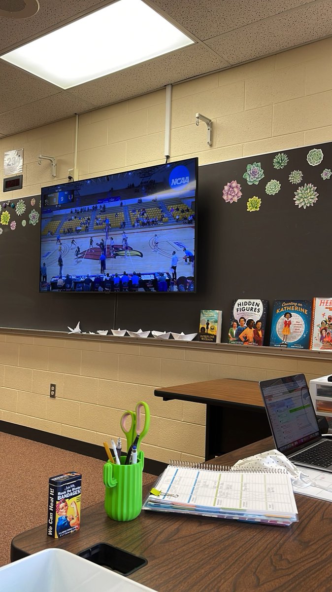 MrsNewman_'s tweet photo. Watching some WVSU volleyball during my lunch! #GoState https://t.co/RNvPDvvoht