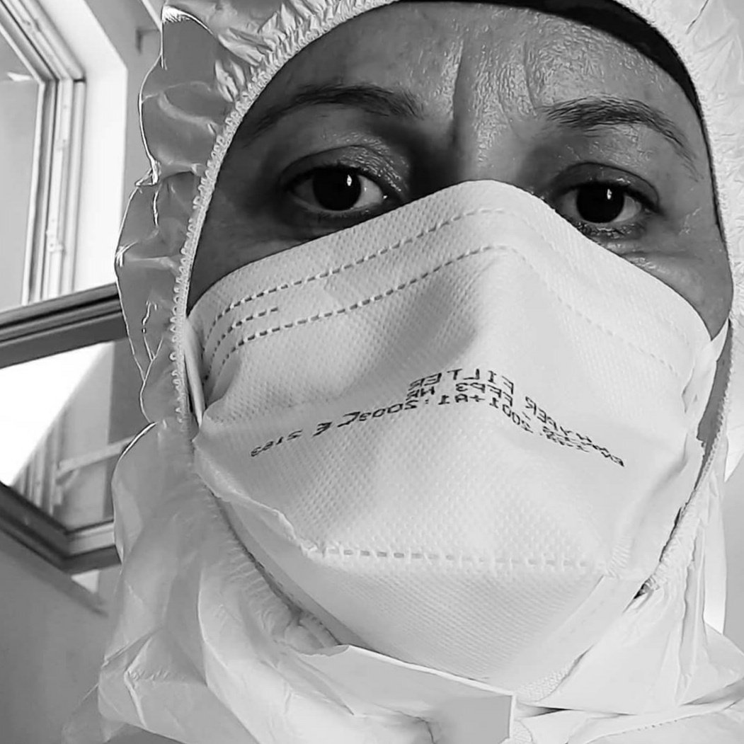 43 yaşında bu şekilde çocuklarıma sarılamadan, kanser hastası annemi 1,5 yıl görmeden 24 saat kovit acilde çalıştım ben, şimdi onurumla kimseyi oynatmam #SağlıkçıİşBırakıyor