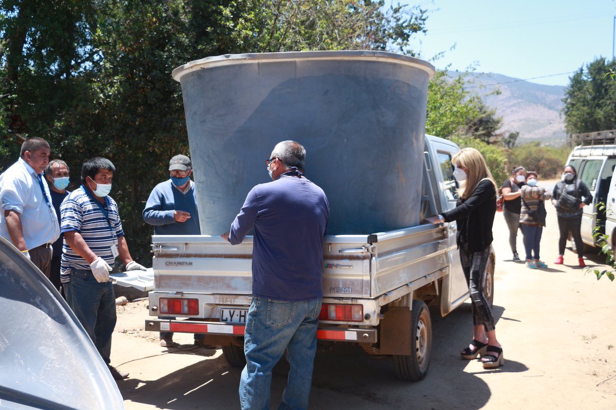 👉 Seguimos realizando  la entrega de estanques acumuladores de agua potable de 1000, 2000, 3000 y 5000 litros a los vecinos de la localidad Rocas yTerrazas de Quinquelles que no cuentan con red de distribución para ayudarlos a enfrentar la crisis hídrica. 💧