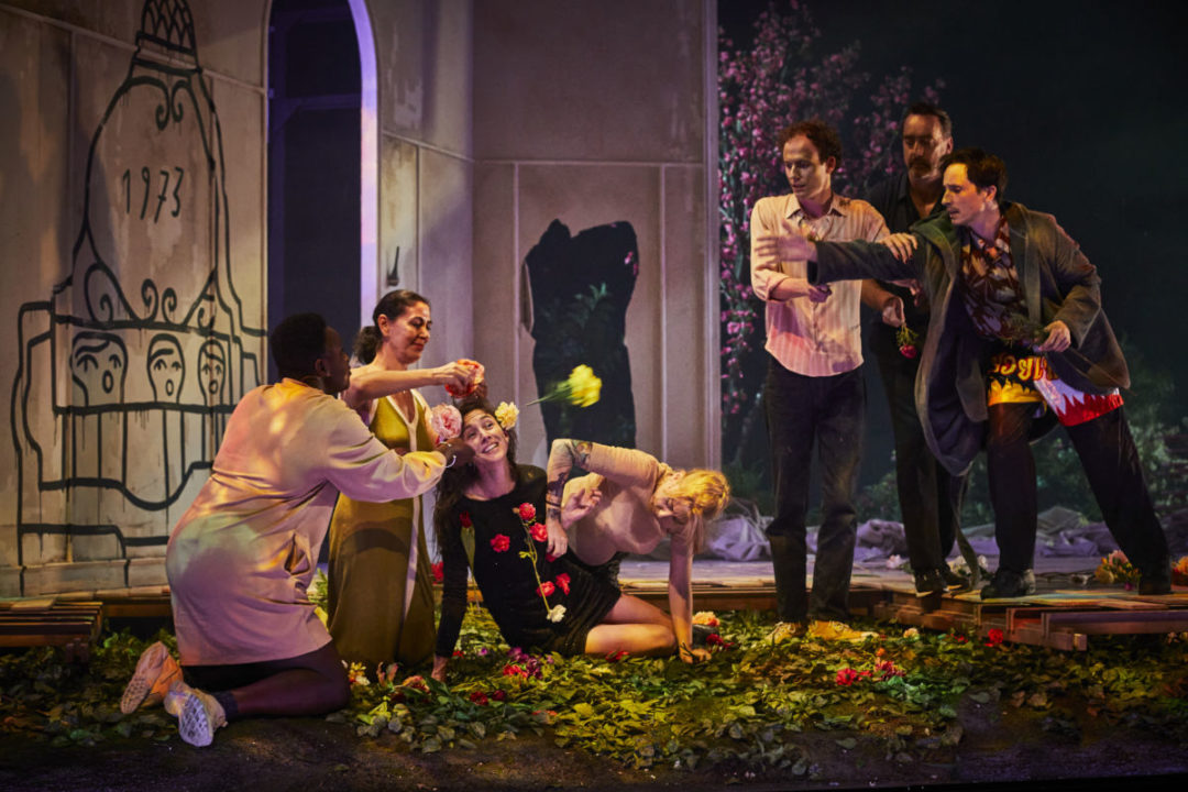 Un Sacre de Lorraine de Sagazan c'était magnifique, ça fait longtemps que j'étais pas sortie aussi émue d'un spectacle. Ça parle de la mort, de nos morts, de leurs places dans nos vies. J'ai évidemment beaucoup pleuré mais pas que, j'ai aussi ri fort et c'était précieux.