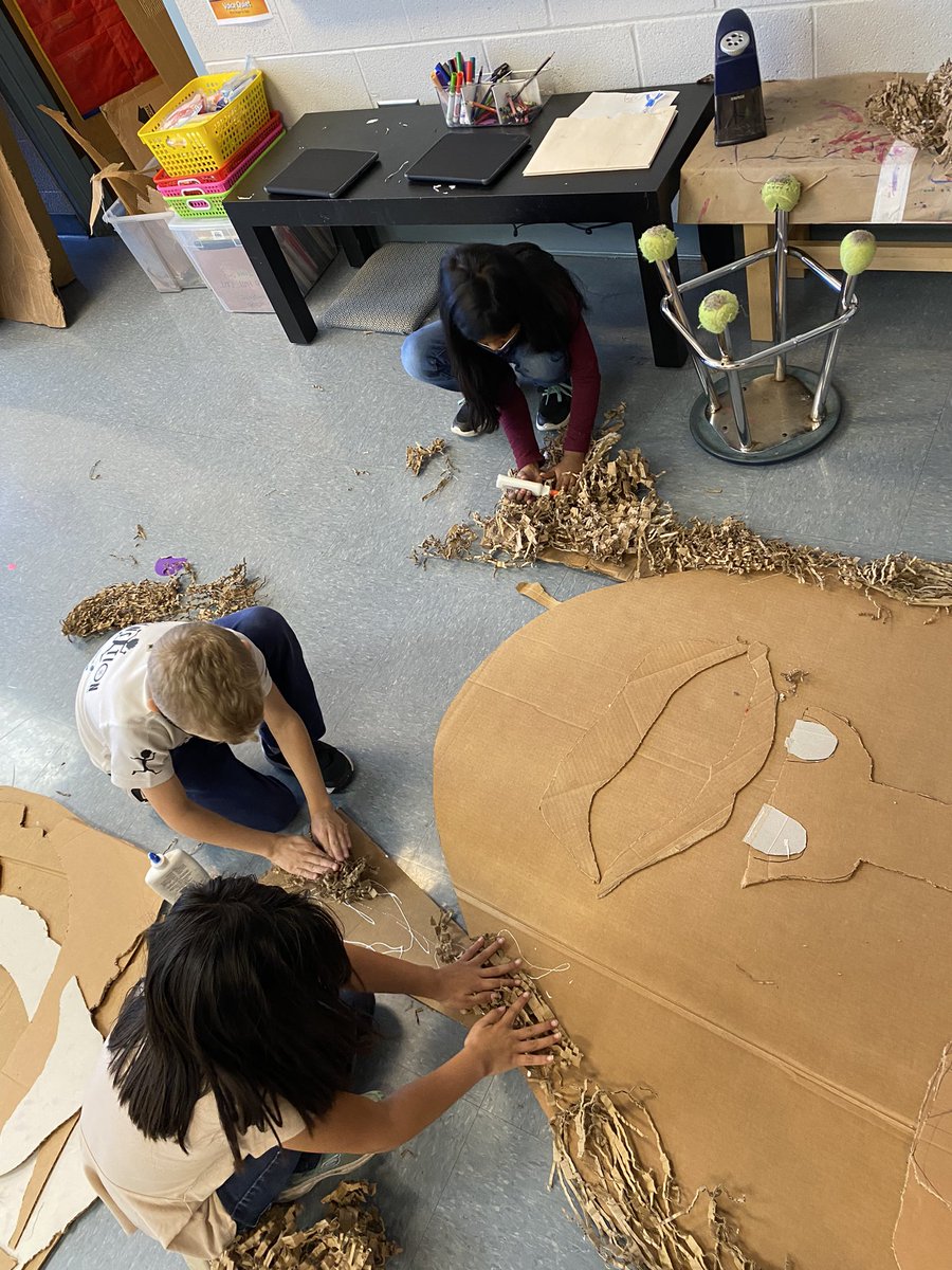 MaryKTapia's tweet photo. What does it mean to belong? What does that look like? How does it feel? My favorite time of the year when the Ss’ answers to our #inquiry come to life in our collaborative artwork😍 #LyonLearners #d34inquiry #BecauseWeBelong #WeAreD34 #TABchat #artsed https://t.co/ddvWpUg0Yw