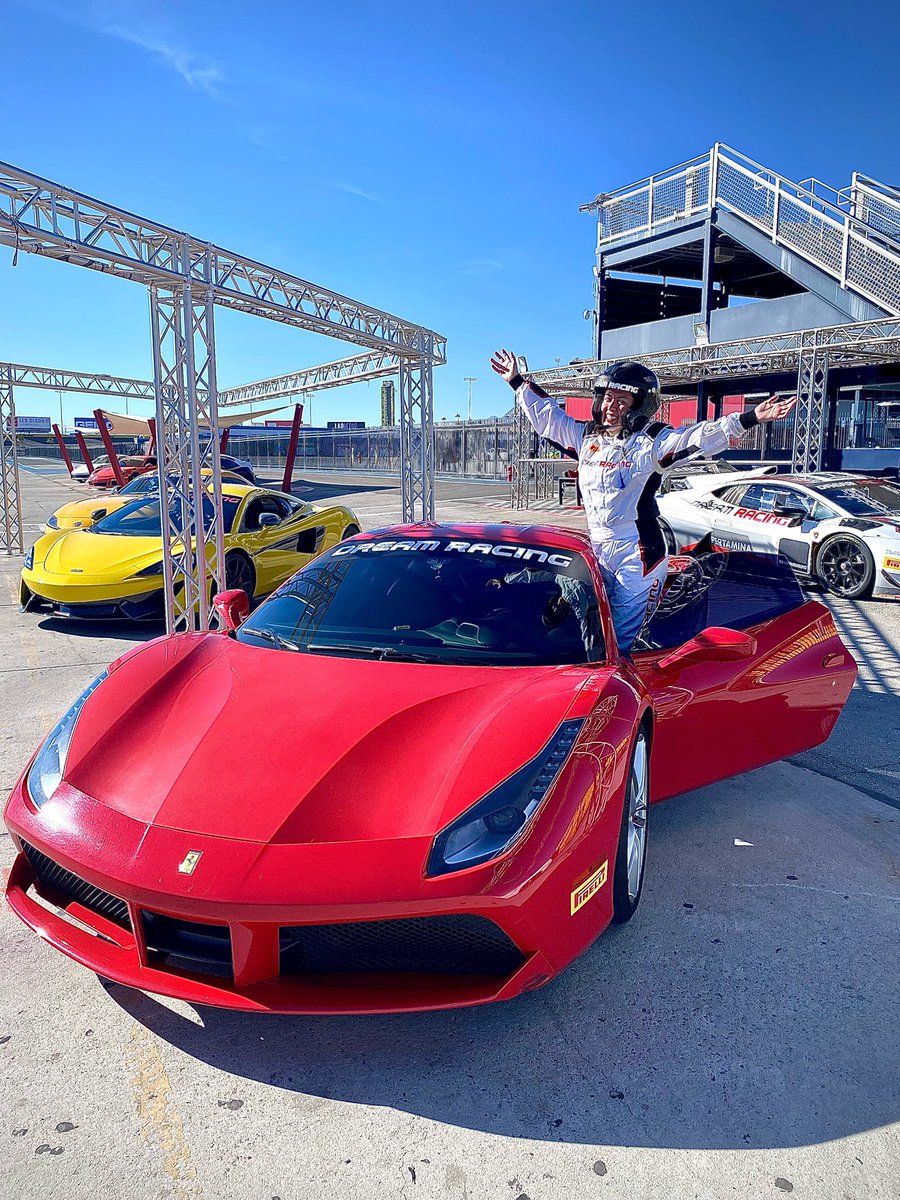 ExpertaViajera's tweet photo. Espectacular la experiencia de manejar automóviles espectaculares y exclusivos con toda la seguridad en Las Vegas Motor Speedway. 
Si vienen a @vegas no dejen de visitarlos @DreamRacing https://t.co/PjUI0Oe4fF