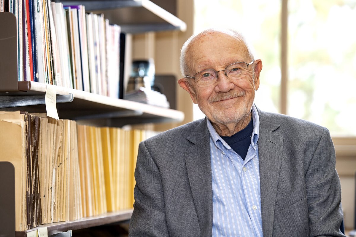 Congrats to Emeritus Prof Bill Lipe on his honorary doctoral degree from <a href="/WSU/">WSU System</a>! The honor is well deserved: Dr Lipe has been a top #archaeologist in the US #Southwest for decades &amp; he helped shape the way #archaeology is conducted today: news.wsu.edu/news/2021/12/0…

#honorarydoctorate